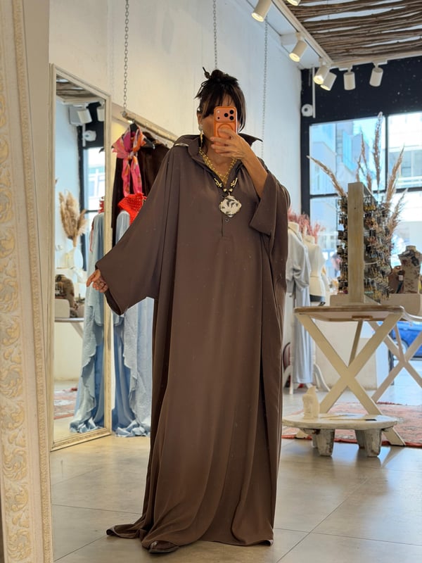 Kahve Crep Kumaş Yakalı Elbise