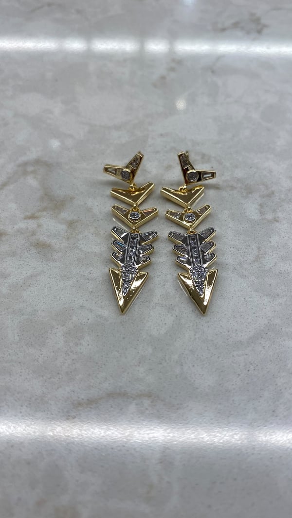 Kılçık Model Taşlı Gold Küpe