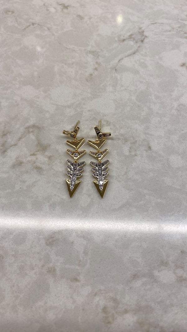 Kılçık Model Taşlı Gold Küpe