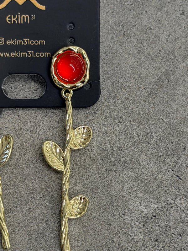 Kırmızı Taşlı Yaprak Detaylı Gold Küpe 