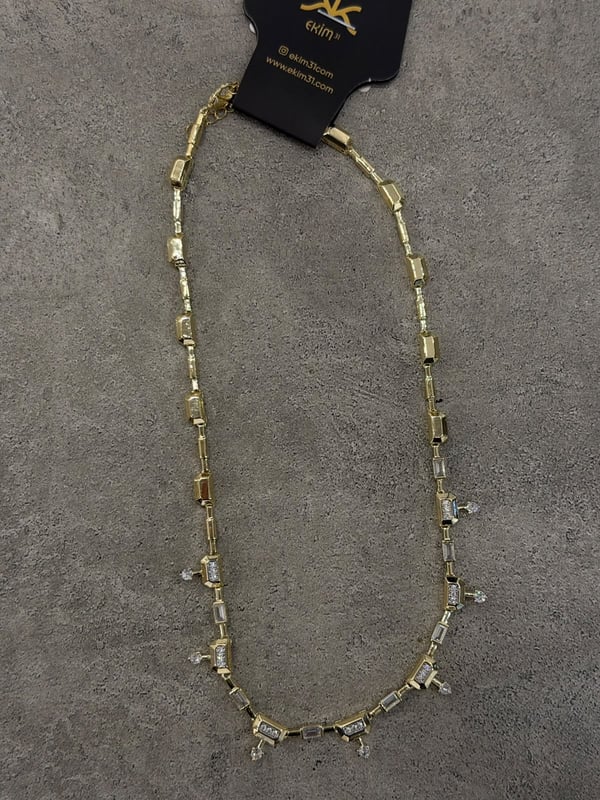 Ok Model Beyaz Taşlı Gold Kolye