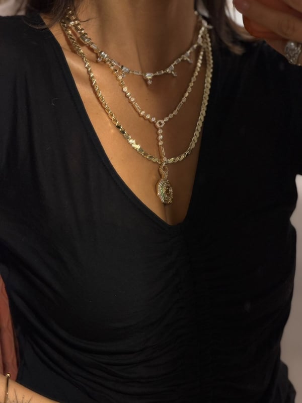 Ok Model Beyaz Taşlı Gold Kolye
