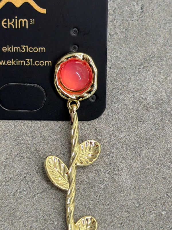 Pembe Taşlı Yaprak Detaylı Gold Küpe 