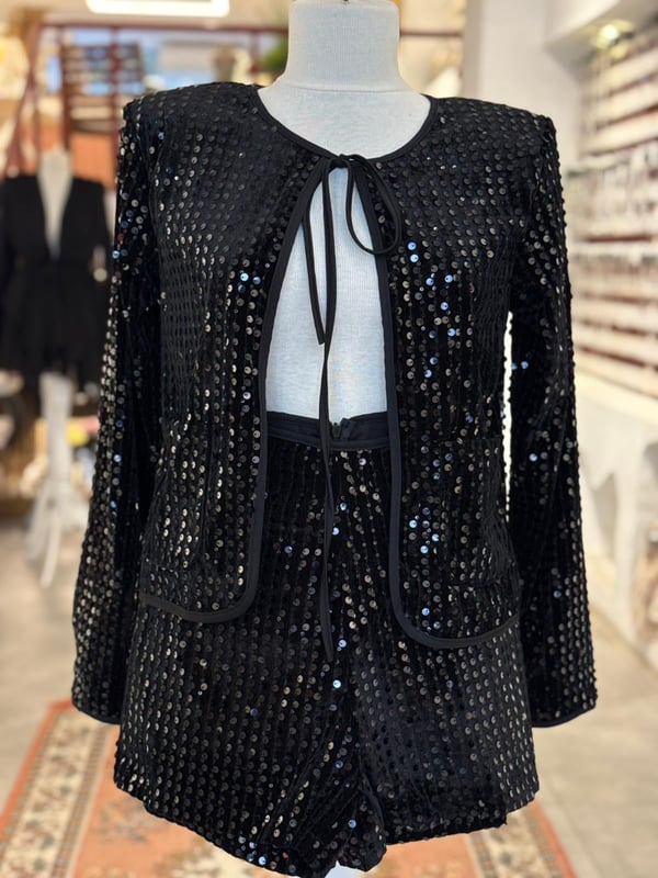 Pullu Siyah Şortlu Takım