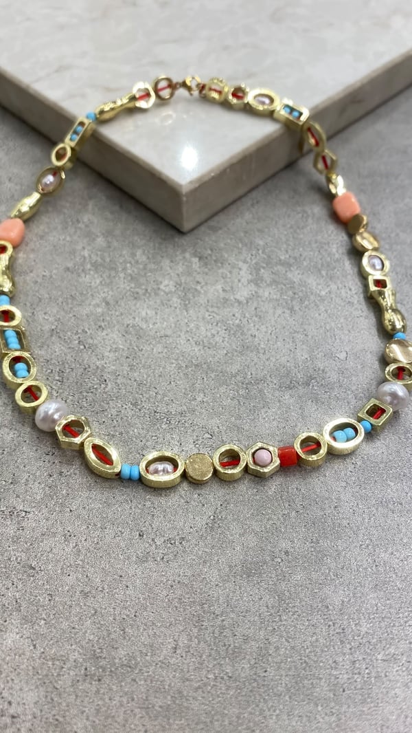 Renkli Boncuklu Geometrik Şekilli Kırmızı İp Detaylı Lastik Gold Kolye 