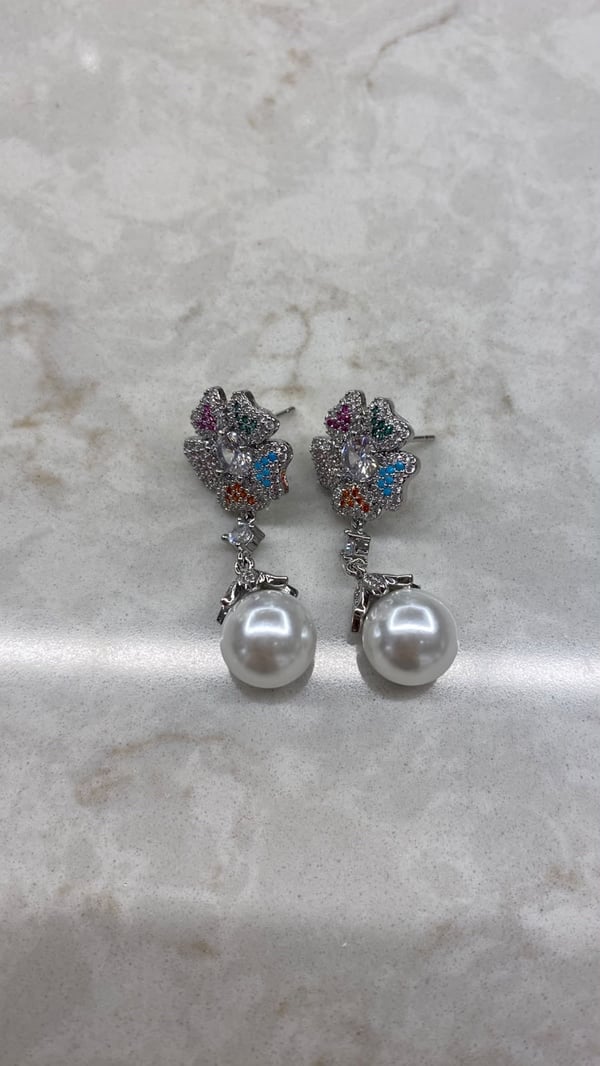Renkli Taşlı İnci Detaylı Silver Çiçek Küpe