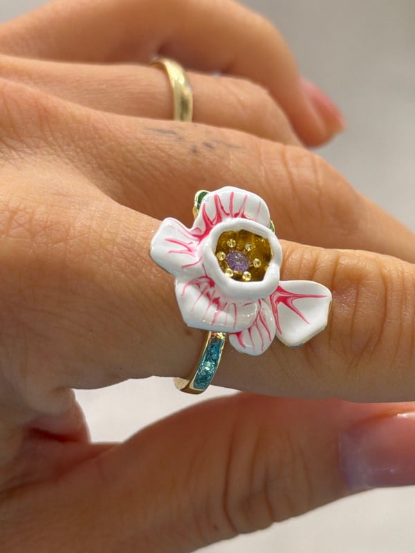 Sallantı Detaylı Beyaz Çiçek Yüzük