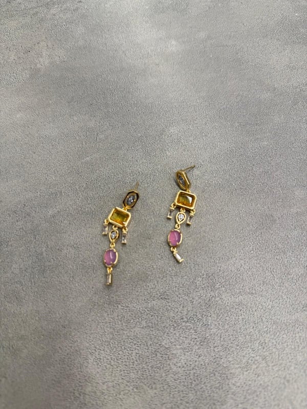 Sarı Pembe Taşlı Sallantılı Küpe