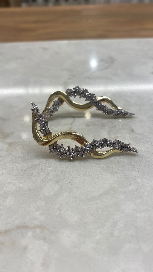 Sarmaşık Taşlı Gold Küpe