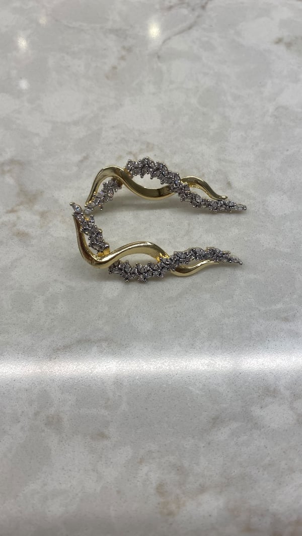 Sarmaşık Taşlı Gold Küpe