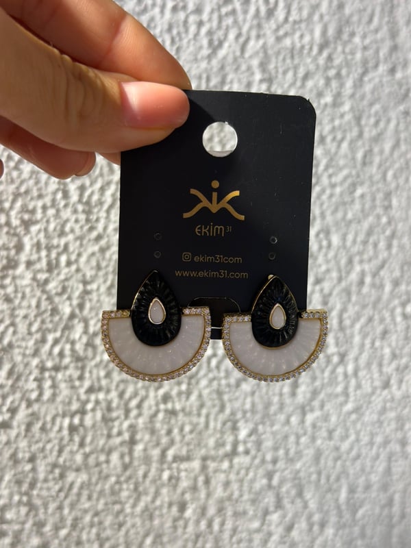 Siyah Beyaz Gold Taşlı Yelpaze Küpe 