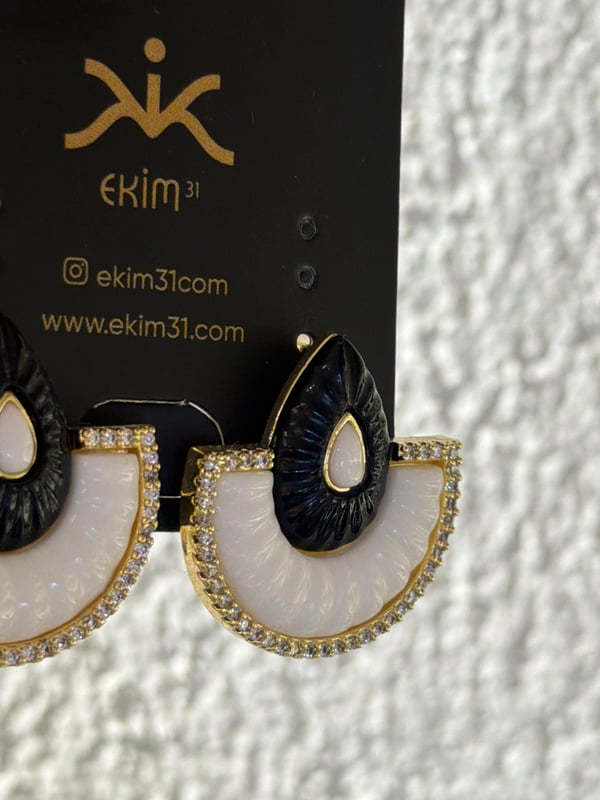Siyah Beyaz Gold Taşlı Yelpaze Küpe 