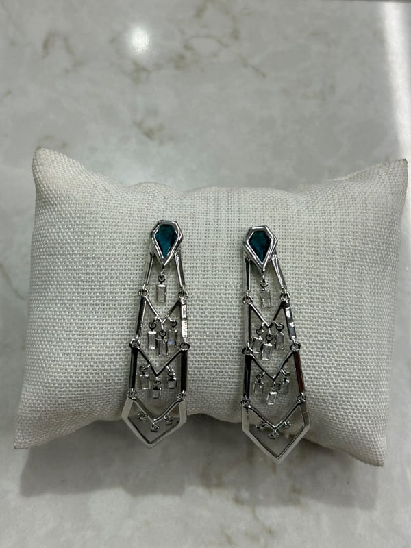 Taş Detaylı Sallantılı Küpe 