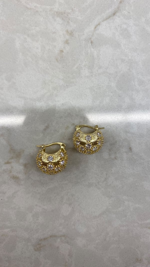 Taş Detaylı Top Görünümlü Gold Küpe