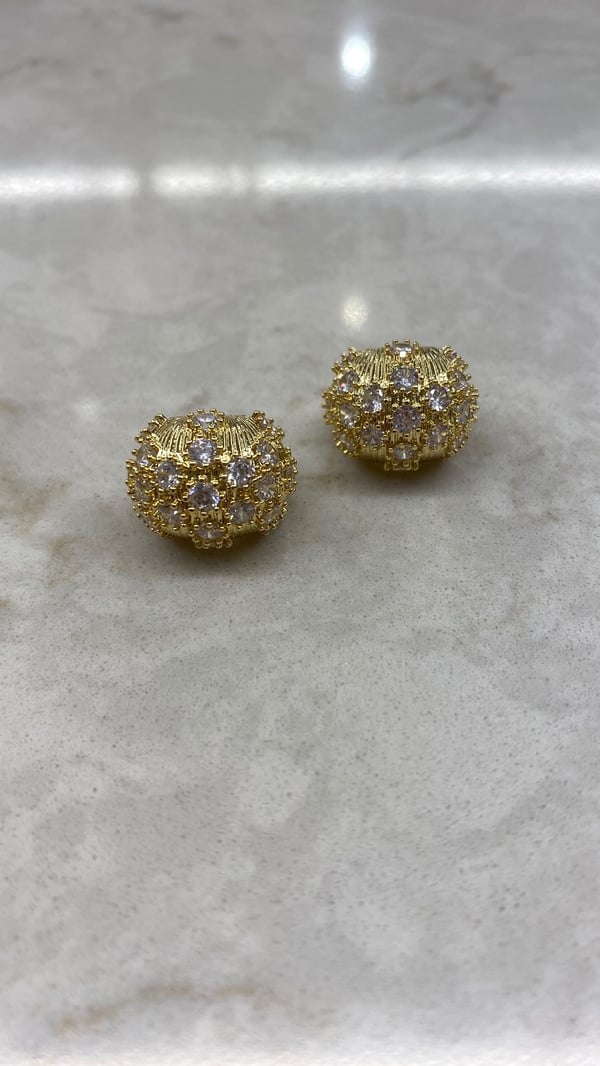Taş Detaylı Top Görünümlü Gold Küpe
