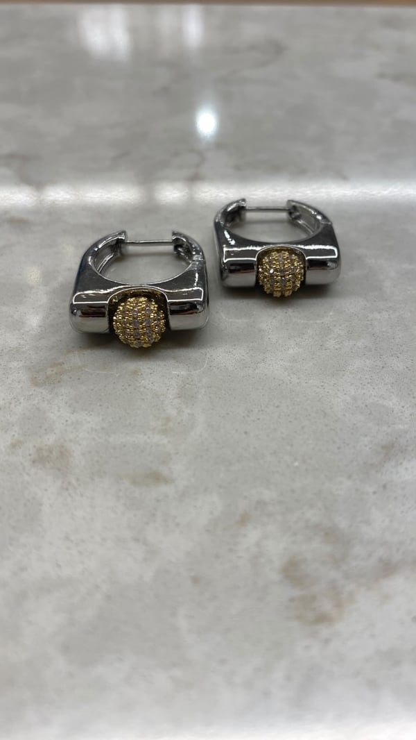 Taşlı Top Detaylı Silver Halka Küpe
