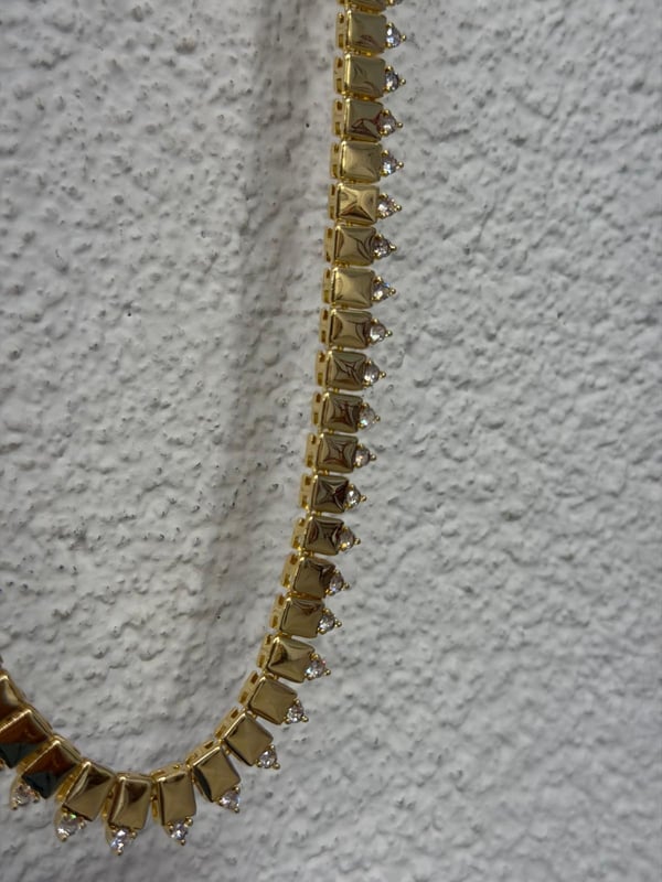 Üçgen Taşlı Kolye