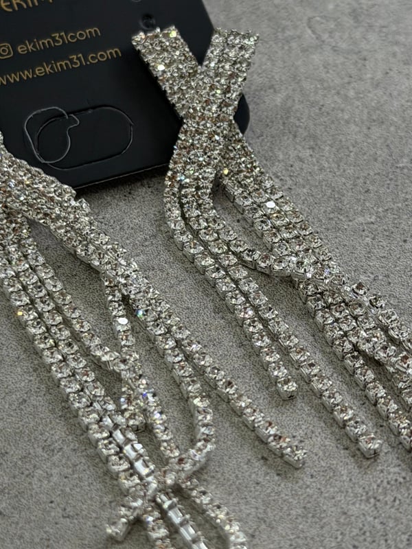 X Model Sallantılı Zircon Taş Küpe