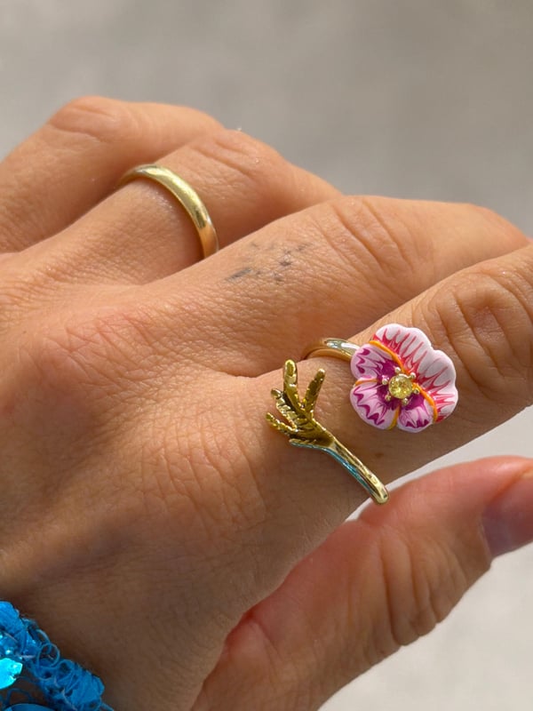 Yaprak Detaylı Pembe Çiçek 