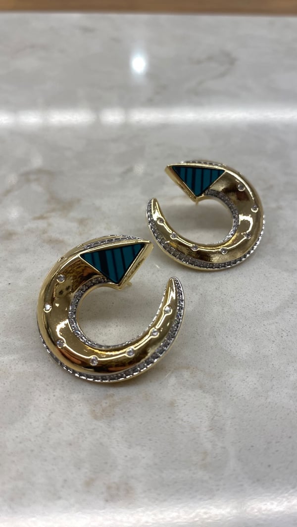 Yeşil Detaylı Taşlı Gold Küpe