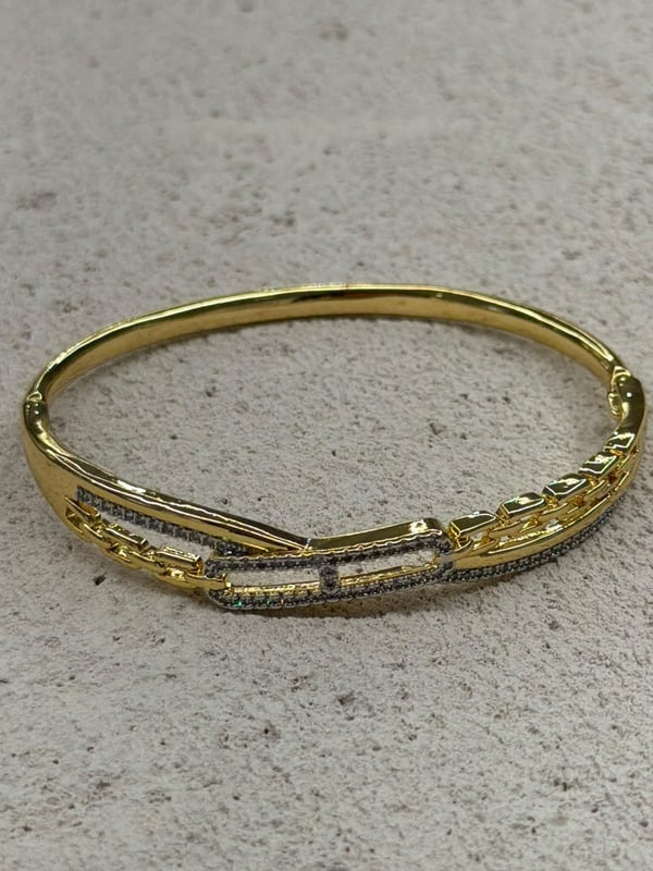 Zincir Model Taşlı Gold Bİleklik