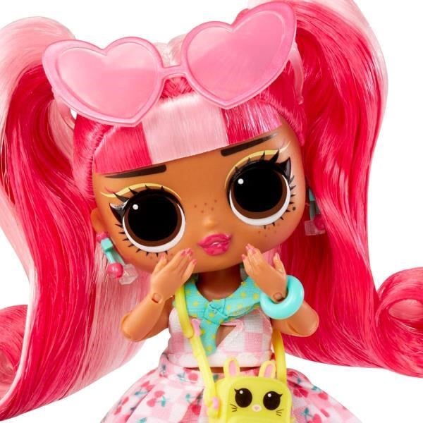 LOL Surprise Tweens Çekirdek Moda Bebek – Cherry B.B. (10+ Sürpriz, Aksesuar ve Günlük Dahil)