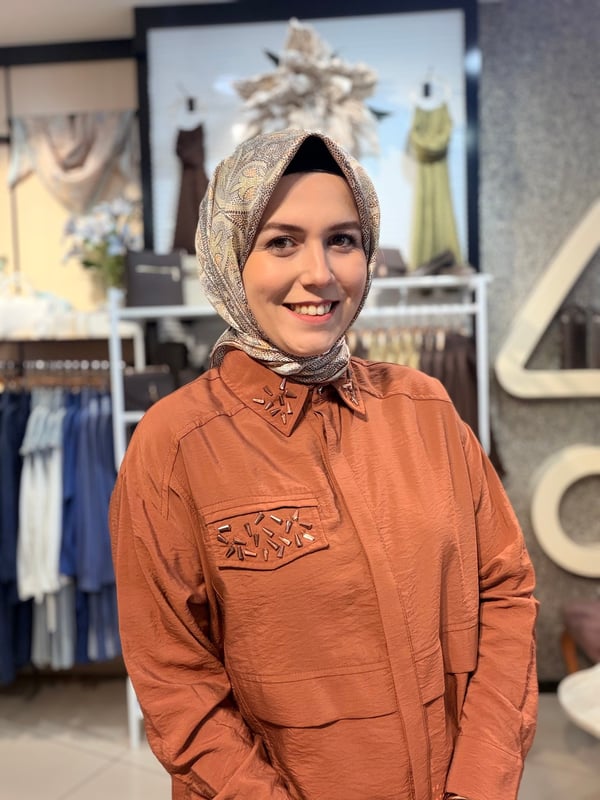 MOODBASIC YAKASI VE CEBİ TAŞLI GÖMLEK