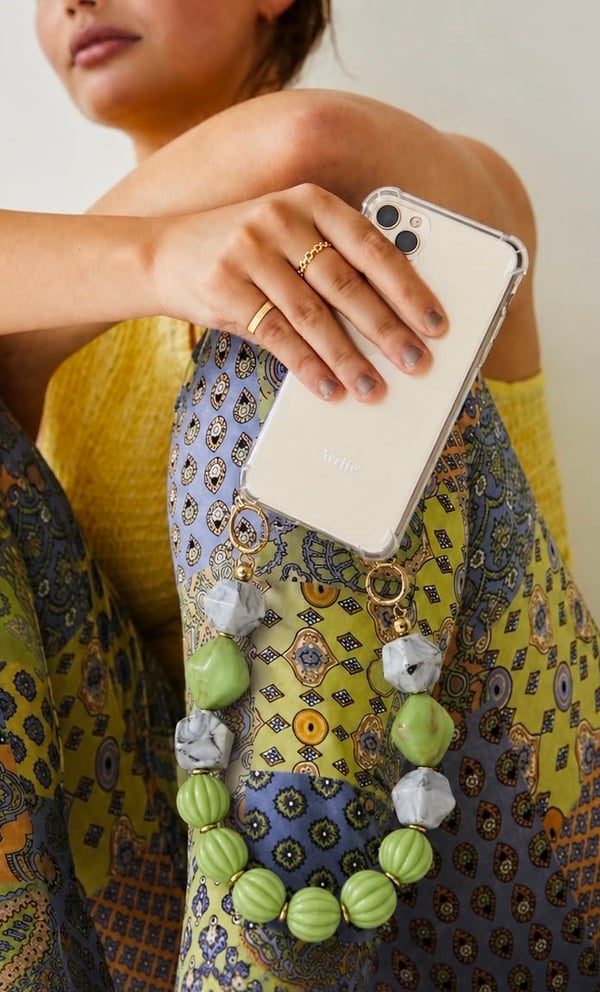 Les Petites Mains Yeşil Mermer Desenli Geometrik Boncuklu Telefon Askısı – Gold Detaylı Cep Telefonu Aksesuarı