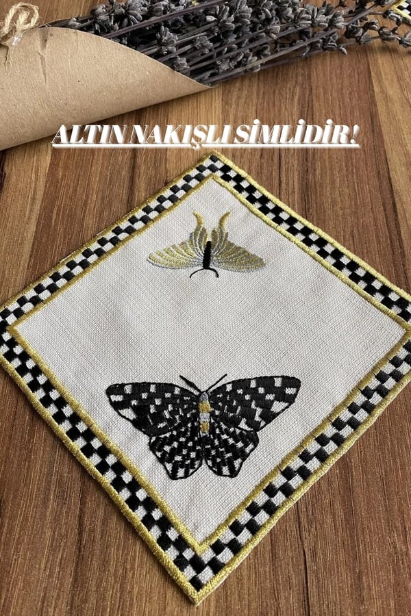 2 Adet Kelebek Desenli Keten Kumaş Üzeri Nakışlı Kahve Yanı Kokteyl Peçetesi & Bardak Altlığı