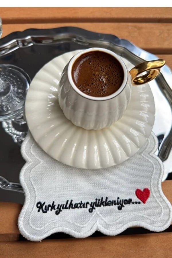 40 Yıl Hatır 6 Adet Keten Kumaş Üzeri Nakışlı Kahve Yanı Sunumluk Kokteyl Peçetesi & Bardak Altlığı