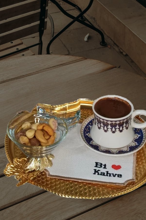 Bi Kahve 6 Adet Keten Kumaş Üzeri Nakışlı Kahve Yanı Sunumluk Kokteyl Peçetesi & Bardak Altlığı