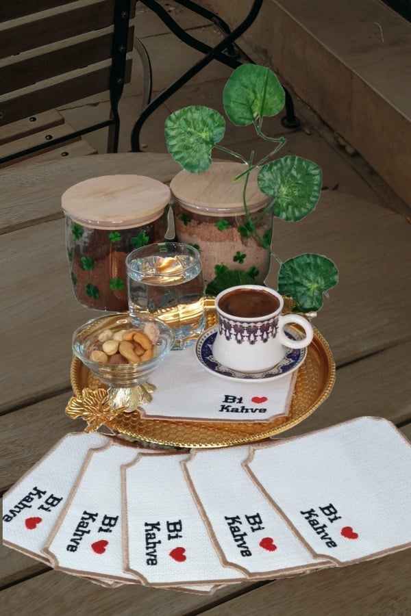 Bi Kahve 6 Adet Keten Kumaş Üzeri Nakışlı Kahve Yanı Sunumluk Kokteyl Peçetesi & Bardak Altlığı