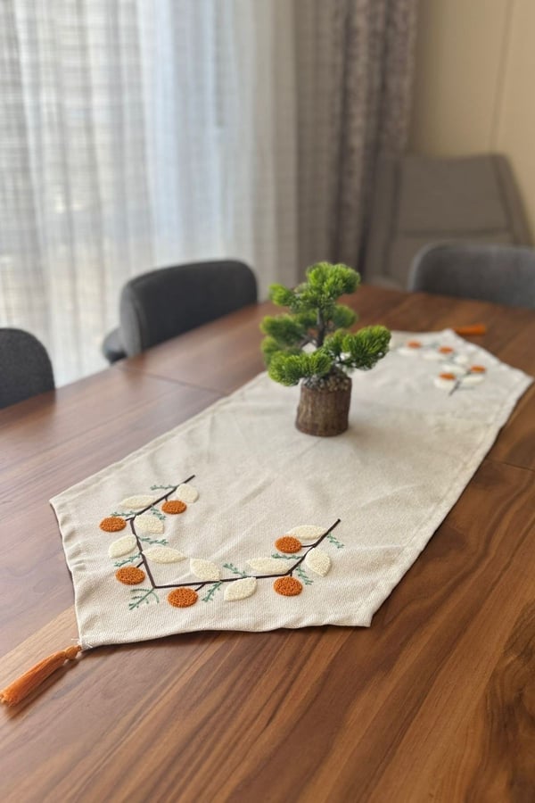 Punch Nakışlı 5'li Zarafet Seti – 4 Adet Kırlent & 1 Adet Runner | Şık & Dekoratif, Gri, 43 x 43