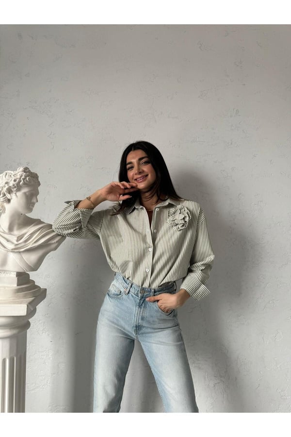 Broş Gül Detaylı Uzun Kollu Çizgili Gömlek