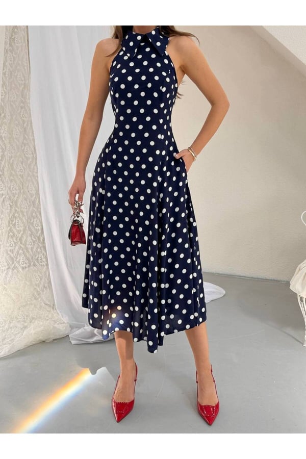 Premium Puantiyeli Halter Yaka Midi Elbise – Zarif ve Fonksiyonel Tasarım