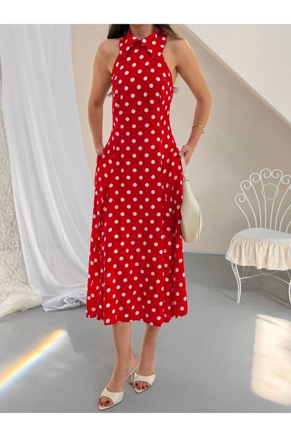 Premium Puantiyeli Halter Yaka Midi Elbise – Zarif ve Fonksiyonel Tasarım