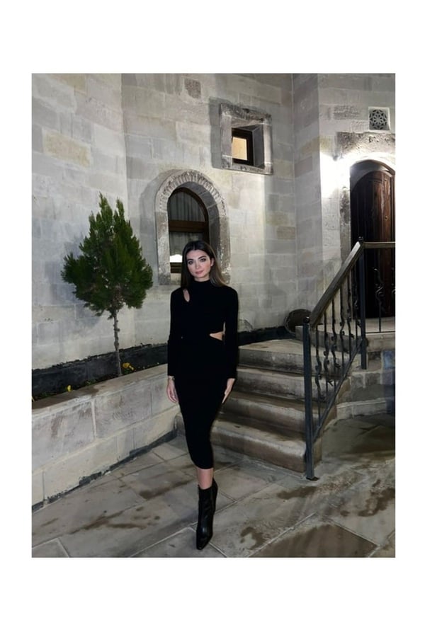 Siyah Bel ve Yaka Dekolteli Triko Elbise