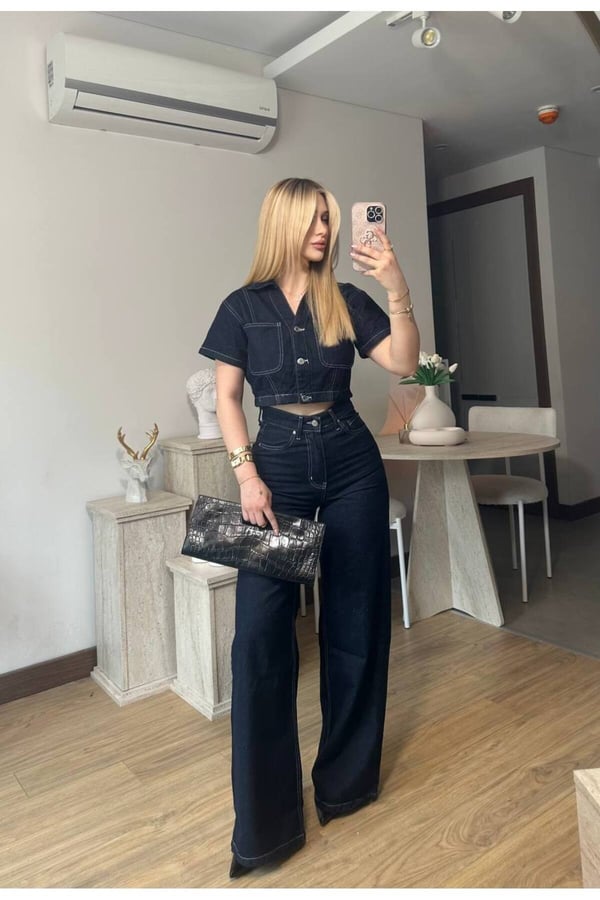 Tasarım Premium Koyu Lacivert Denim Takım – Crop Gömlek & Yüksek Bel Bol Paça Pantolon