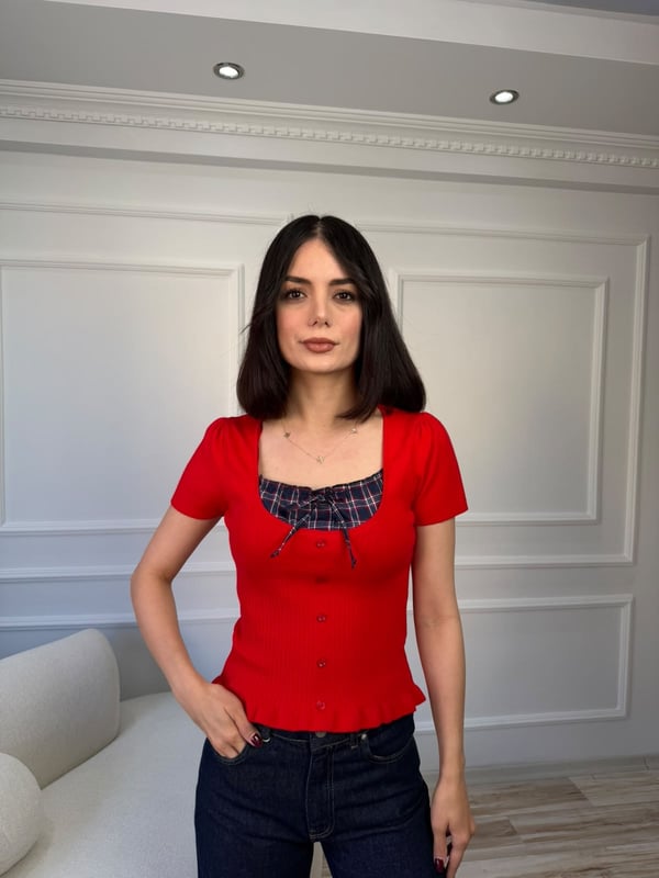 26-2KB0544 - 2896 POMELLA EKOSE DETAY KISA KOL TRİKO - KIRMIZI