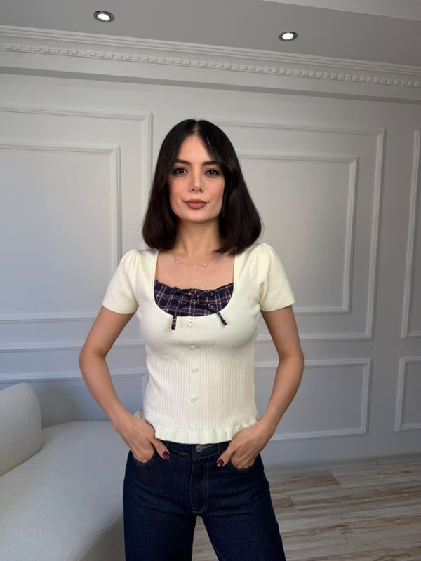 26-2KB0544 - 2896 POMELLA EKOSE DETAY KISA KOL TRİKO - KREM