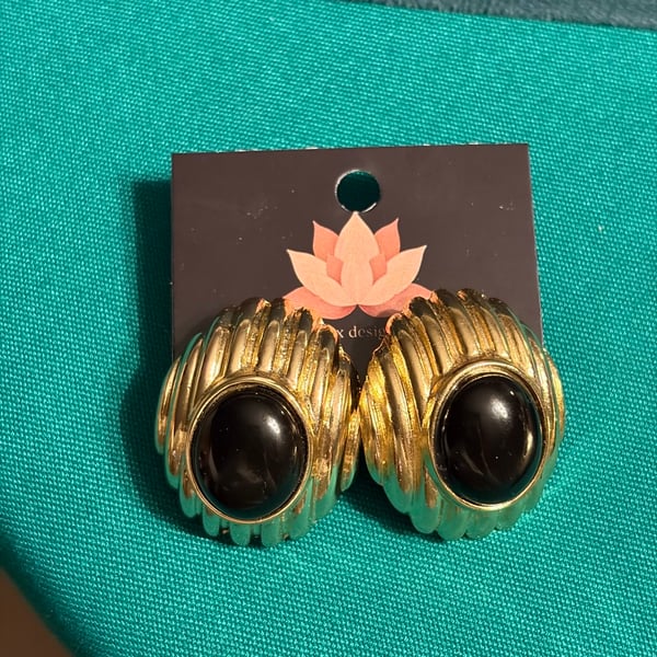 Ribbed Oval Noir Earrings