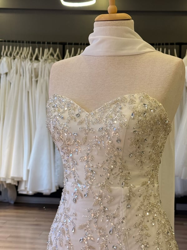 Lenta Wedding Beyaz Yapraklı Dantel Kaplama Kalp Yaka Şal Detaylı Uzun Kalem Nişan ve Gece Elbisesi