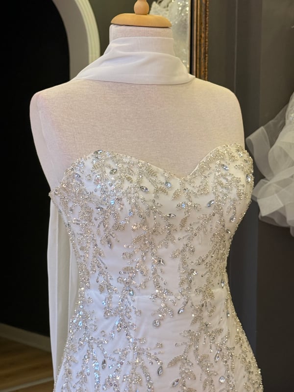 Lenta Wedding Beyaz Yapraklı Dantel Kaplama Kalp Yaka Şal Detaylı Uzun Kalem Nişan ve Gece Elbisesi