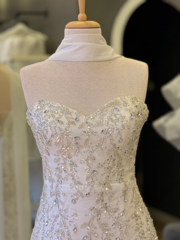 Lenta Wedding Beyaz Yapraklı Dantel Kaplama Kalp Yaka Şal Detaylı Uzun Kalem Nişan ve Gece Elbisesi