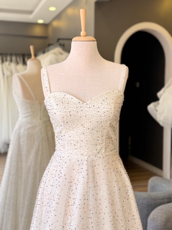 Lenta Wedding Kırık Beyaz Renkli Taşlı Pelerinli Kalp Yaka Maxi Boy Nişanlık ve Gece Elbisesi