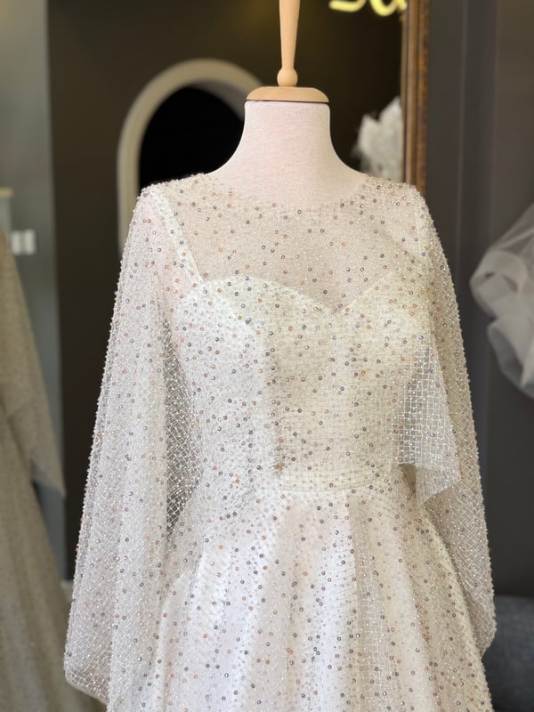 Lenta Wedding Kırık Beyaz Renkli Taşlı Pelerinli Kalp Yaka Maxi Boy Nişanlık ve Gece Elbisesi