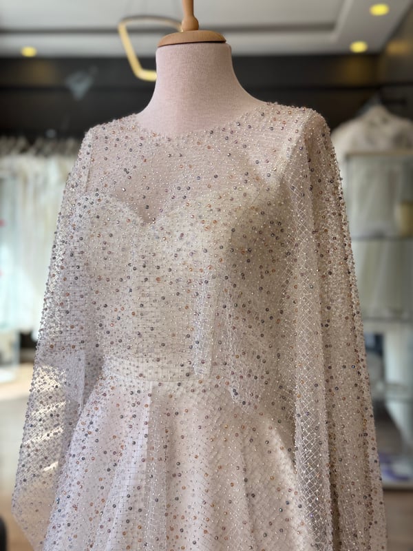Lenta Wedding Kırık Beyaz Renkli Taşlı Pelerinli Kalp Yaka Maxi Boy Nişanlık ve Gece Elbisesi