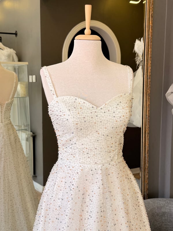 Lenta Wedding Kırık Beyaz Renkli Taşlı Pelerinli Kalp Yaka Maxi Boy Nişanlık ve Gece Elbisesi
