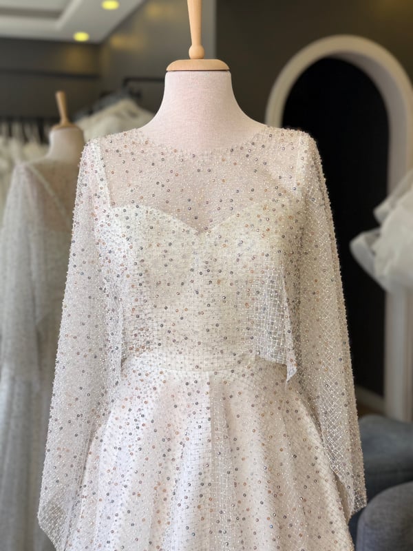 Lenta Wedding Kırık Beyaz Renkli Taşlı Pelerinli Kalp Yaka Maxi Boy Nişanlık ve Gece Elbisesi