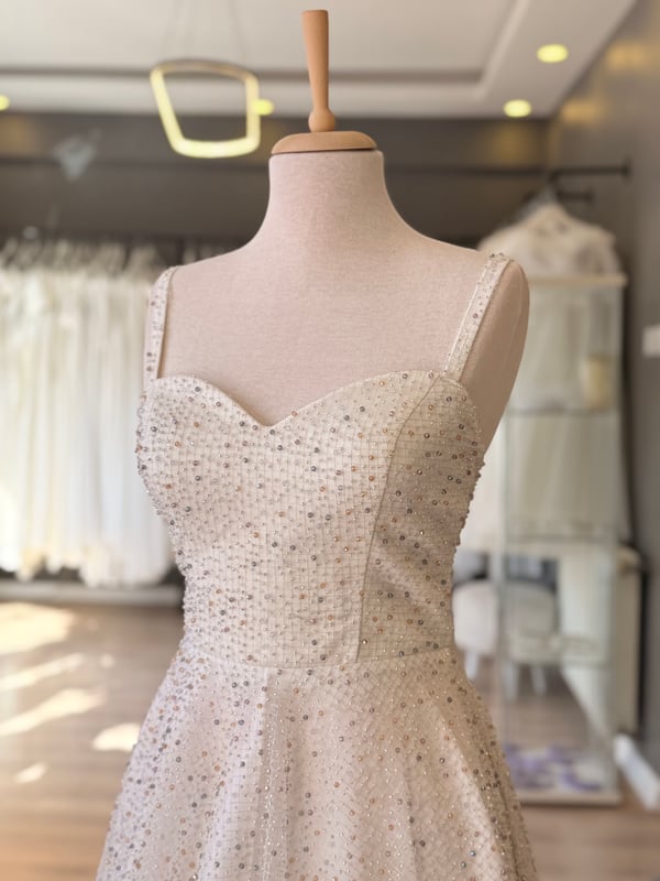 Lenta Wedding Kırık Beyaz Renkli Taşlı Pelerinli Kalp Yaka Maxi Boy Nişanlık ve Gece Elbisesi